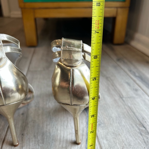 Manolo Blahnik heels. Gold metallic. - Picture 5 of 7